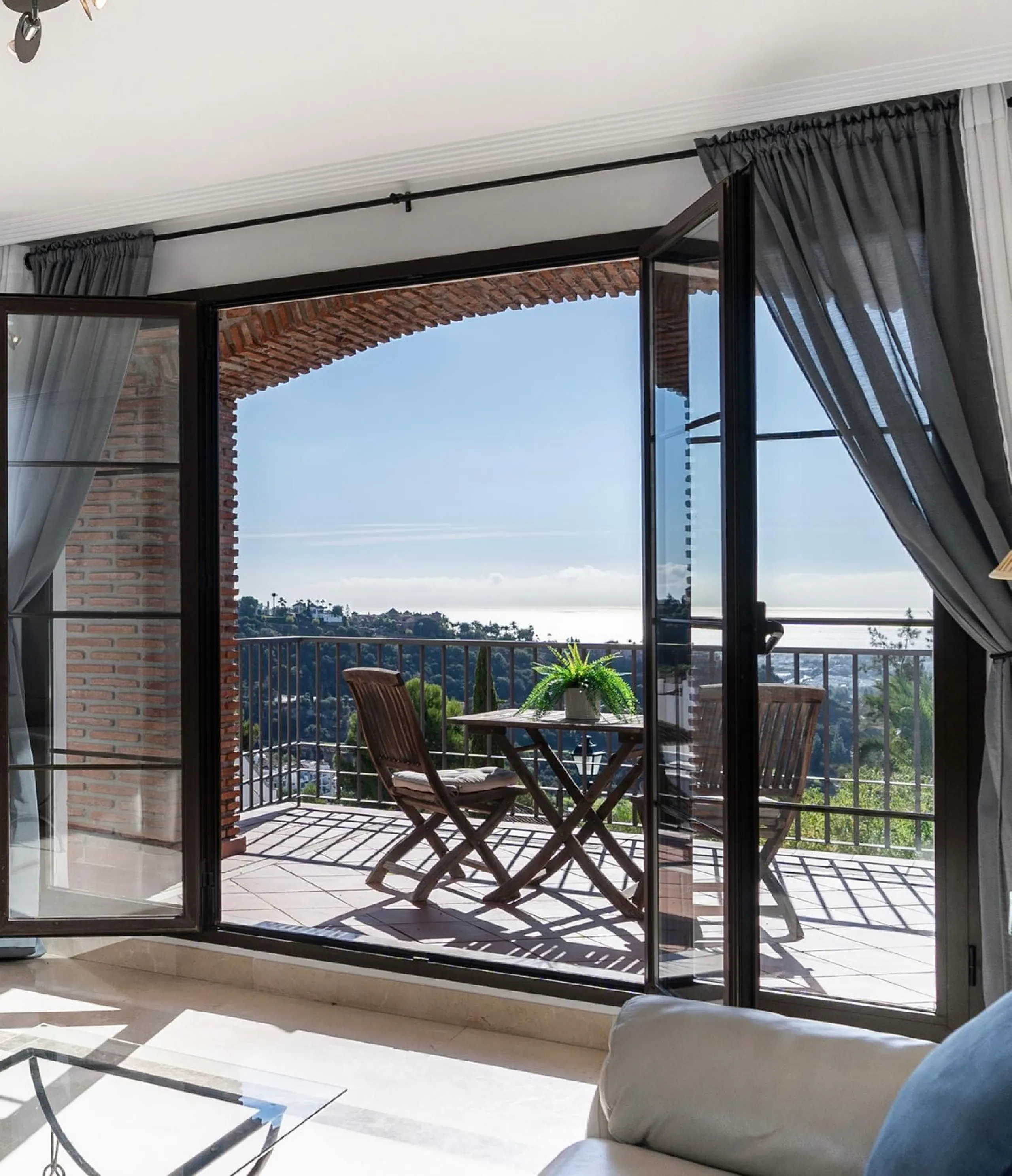 Apartment - Middle Floor Apartment в продаже в Benahavís, Málaga. В доме 2 спален и 2 ванных комнат. Площадь дома 95 м²