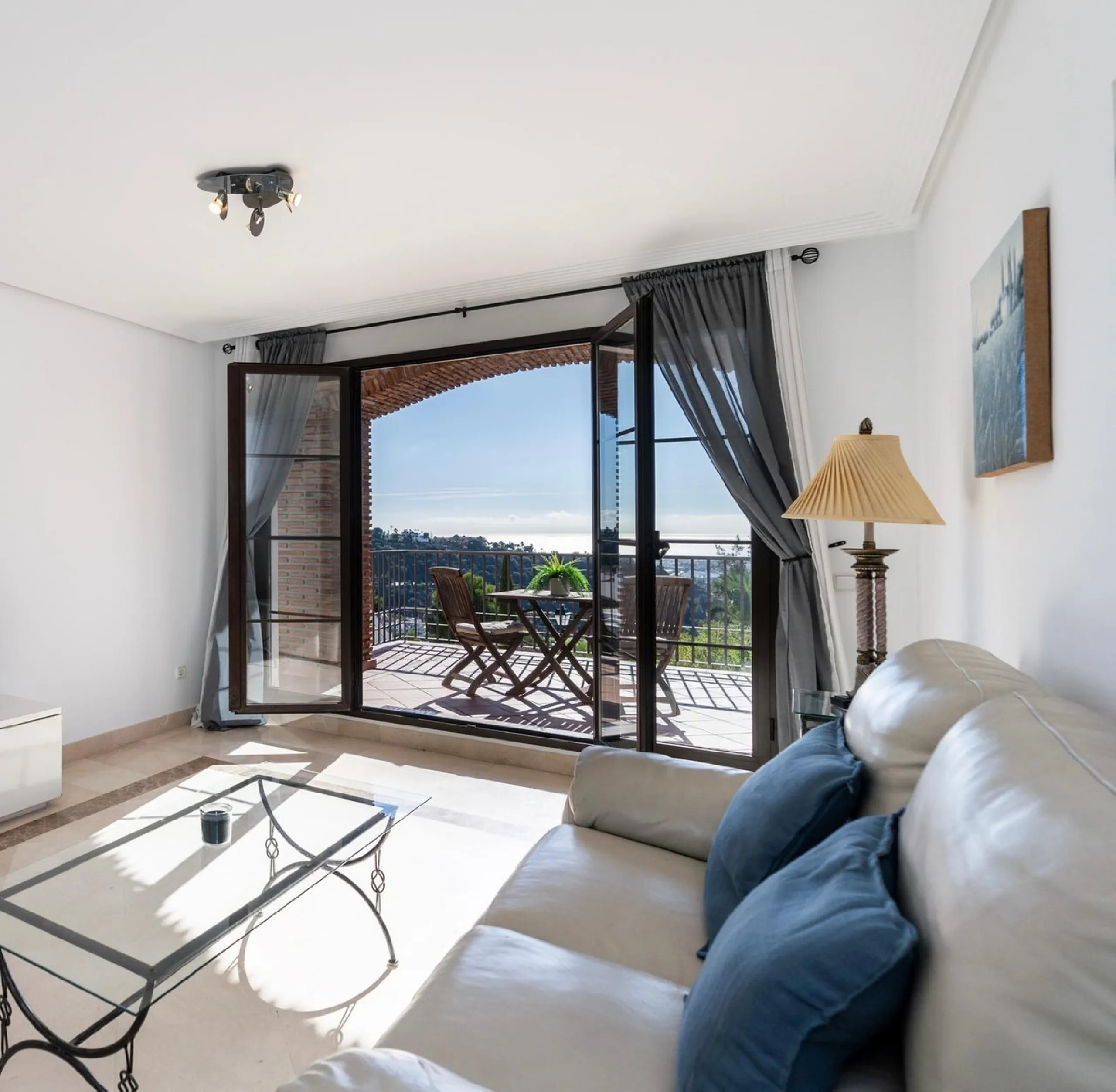 Apartment - Middle Floor Apartment в продаже в Benahavís, Málaga. В доме 2 спален и 2 ванных комнат. Площадь дома 95 м²