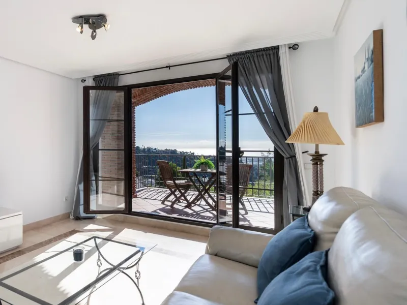 Apartment - Middle Floor Apartment в продаже в Benahavís, Málaga. В доме 2 спален и 2 ванных комнат. Площадь дома 95 м²