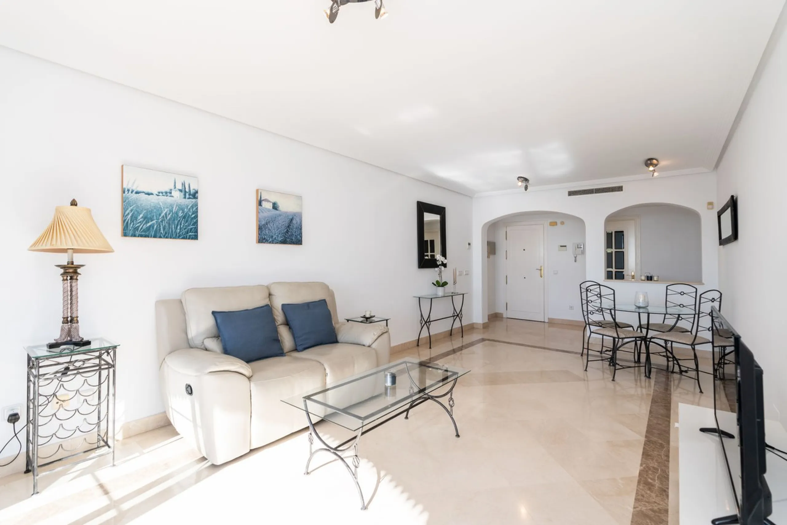 Apartment - Middle Floor Apartment в продаже в Benahavís, Málaga. В доме 2 спален и 2 ванных комнат. Площадь дома 95 м²