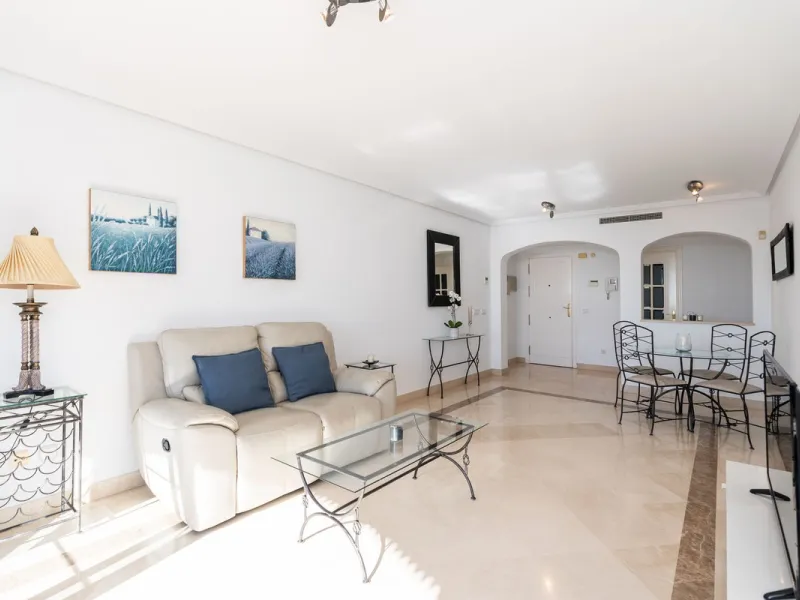 Apartment - Middle Floor Apartment в продаже в Benahavís, Málaga. В доме 2 спален и 2 ванных комнат. Площадь дома 95 м²