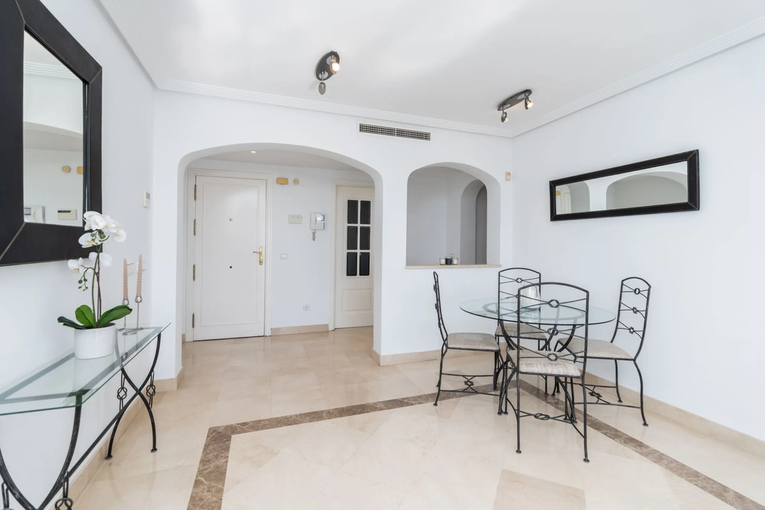 Apartment - Middle Floor Apartment в продаже в Benahavís, Málaga. В доме 2 спален и 2 ванных комнат. Площадь дома 95 м²