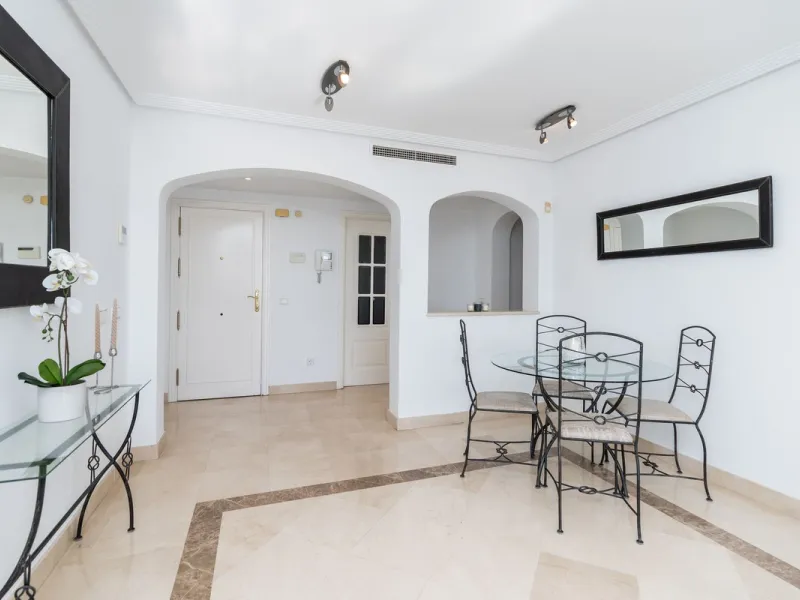 Apartment - Middle Floor Apartment в продаже в Benahavís, Málaga. В доме 2 спален и 2 ванных комнат. Площадь дома 95 м²