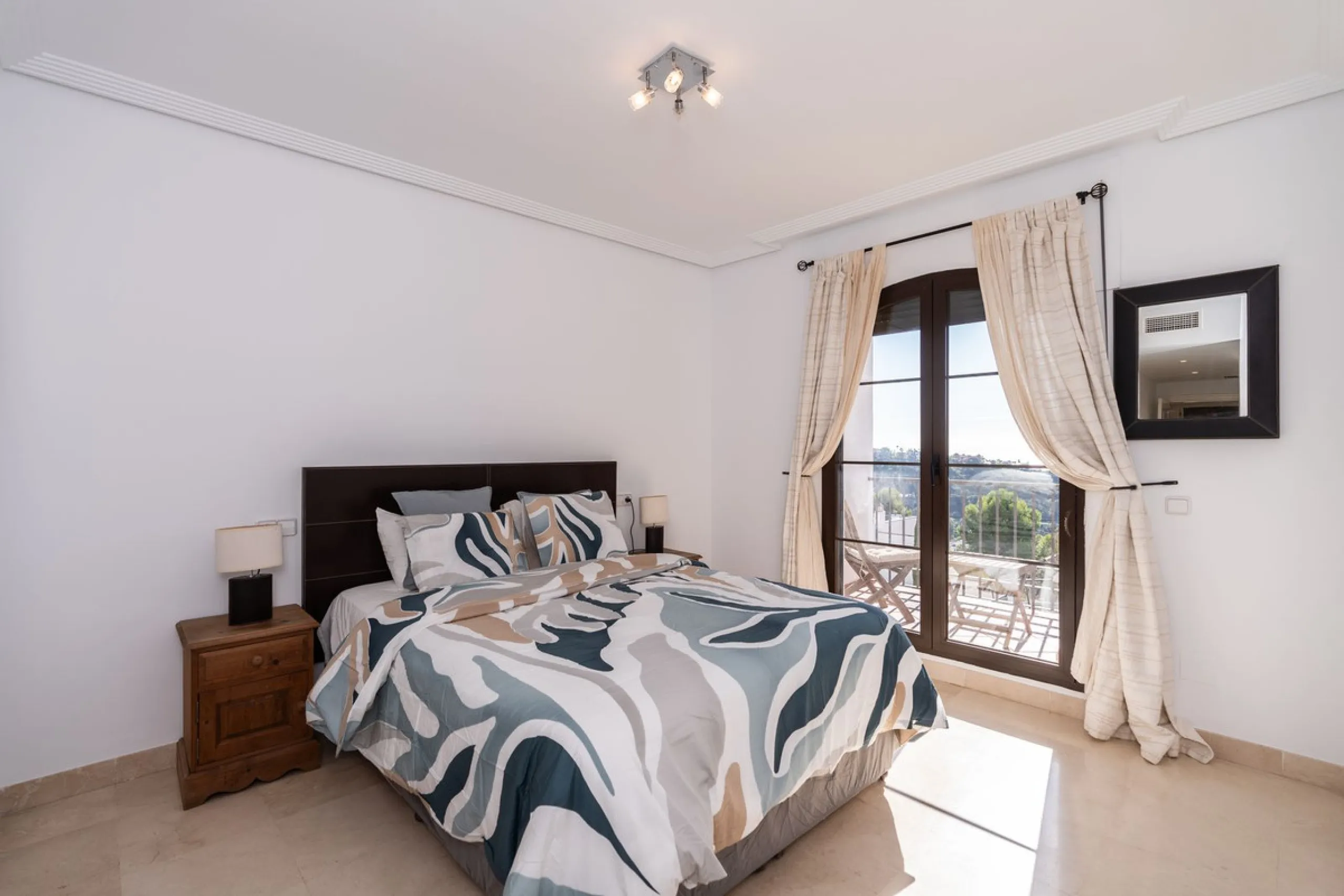 Apartment - Middle Floor Apartment в продаже в Benahavís, Málaga. В доме 2 спален и 2 ванных комнат. Площадь дома 95 м²