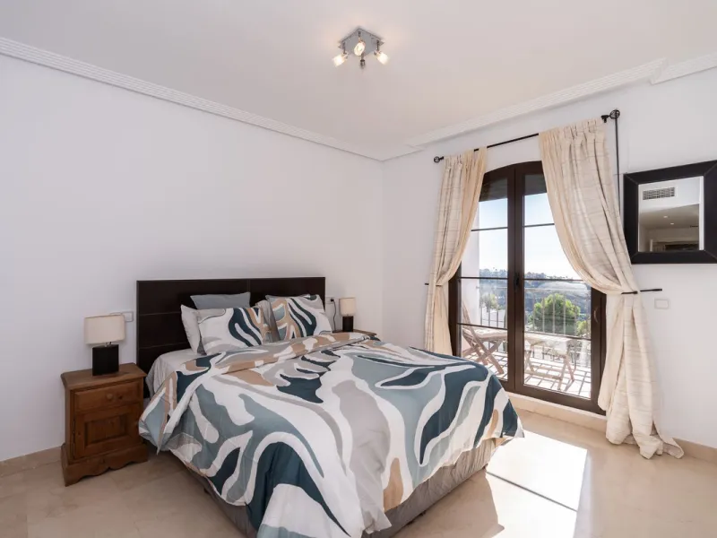Apartment - Middle Floor Apartment в продаже в Benahavís, Málaga. В доме 2 спален и 2 ванных комнат. Площадь дома 95 м²