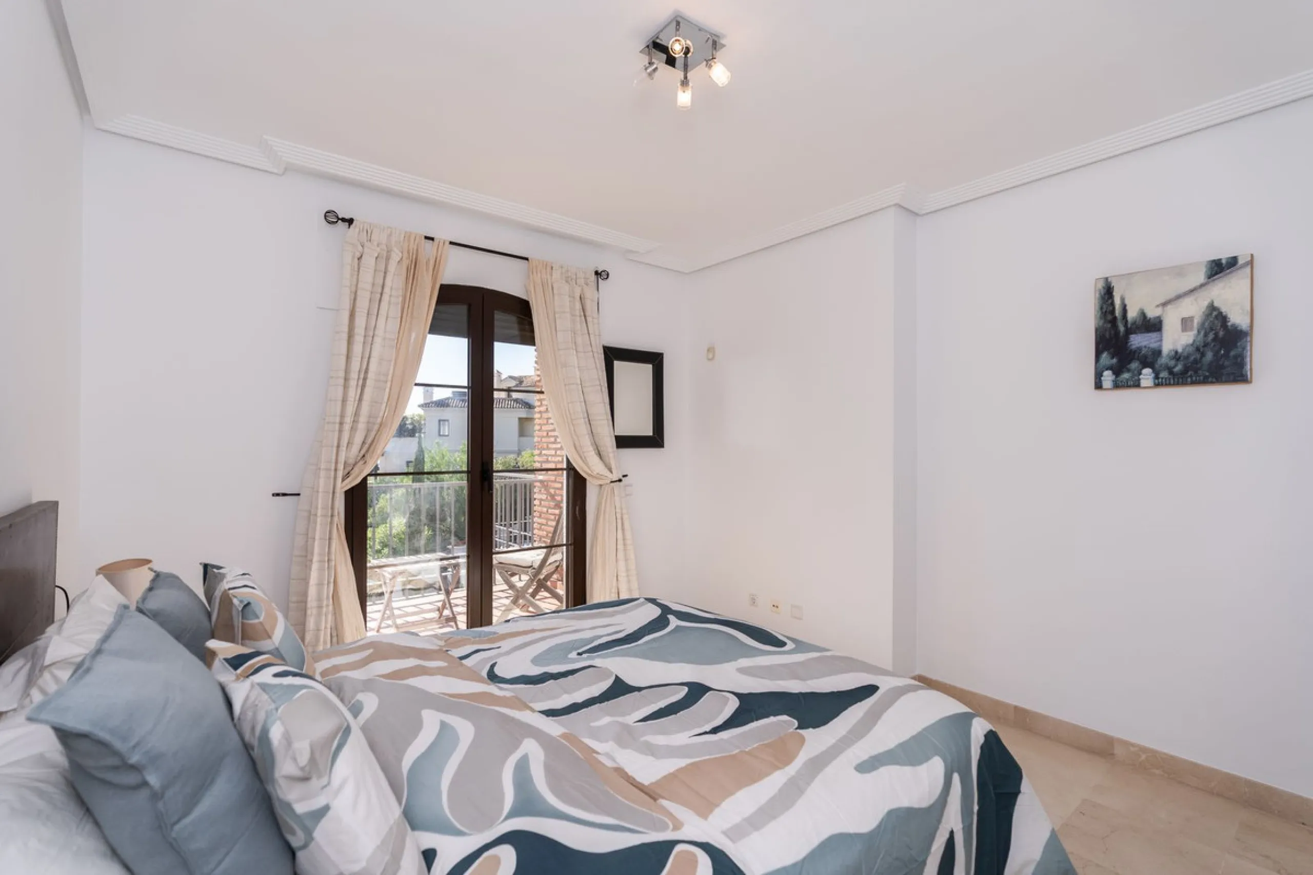 Apartment - Middle Floor Apartment в продаже в Benahavís, Málaga. В доме 2 спален и 2 ванных комнат. Площадь дома 95 м²