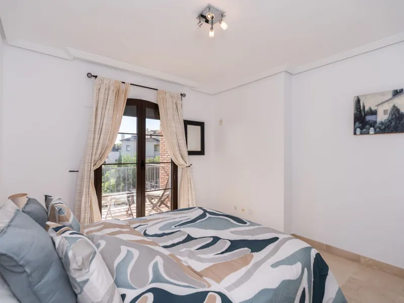 Apartment - Middle Floor Apartment в продаже в Benahavís, Málaga. В доме 2 спален и 2 ванных комнат. Площадь дома 95 м²
