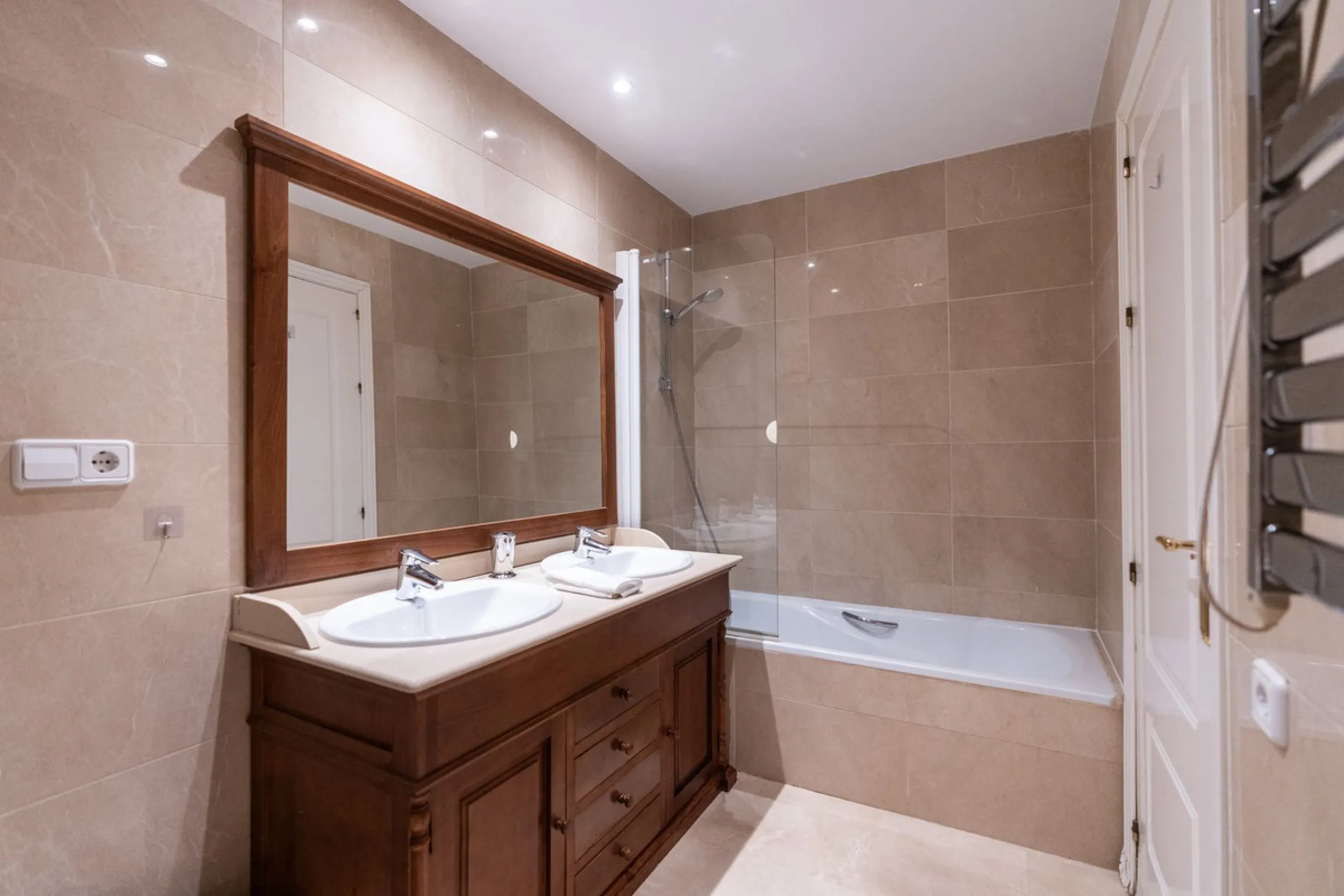 Apartment - Middle Floor Apartment в продаже в Benahavís, Málaga. В доме 2 спален и 2 ванных комнат. Площадь дома 95 м²