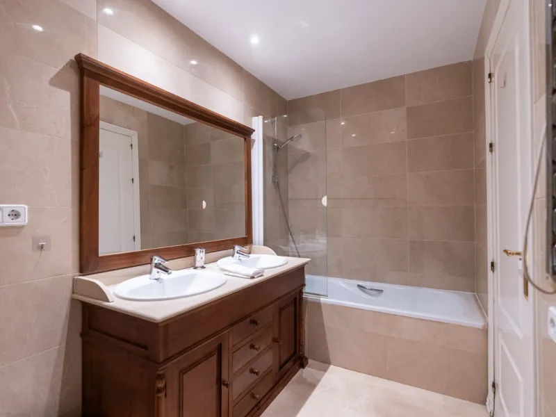 Apartment - Middle Floor Apartment в продаже в Benahavís, Málaga. В доме 2 спален и 2 ванных комнат. Площадь дома 95 м²