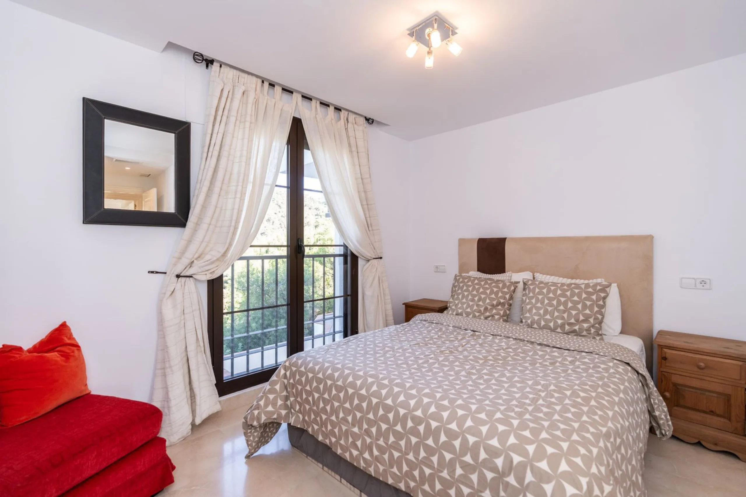 Apartment - Middle Floor Apartment в продаже в Benahavís, Málaga. В доме 2 спален и 2 ванных комнат. Площадь дома 95 м²