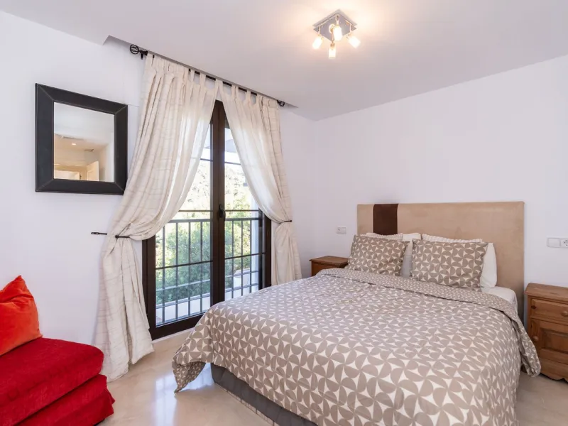 Apartment - Middle Floor Apartment в продаже в Benahavís, Málaga. В доме 2 спален и 2 ванных комнат. Площадь дома 95 м²