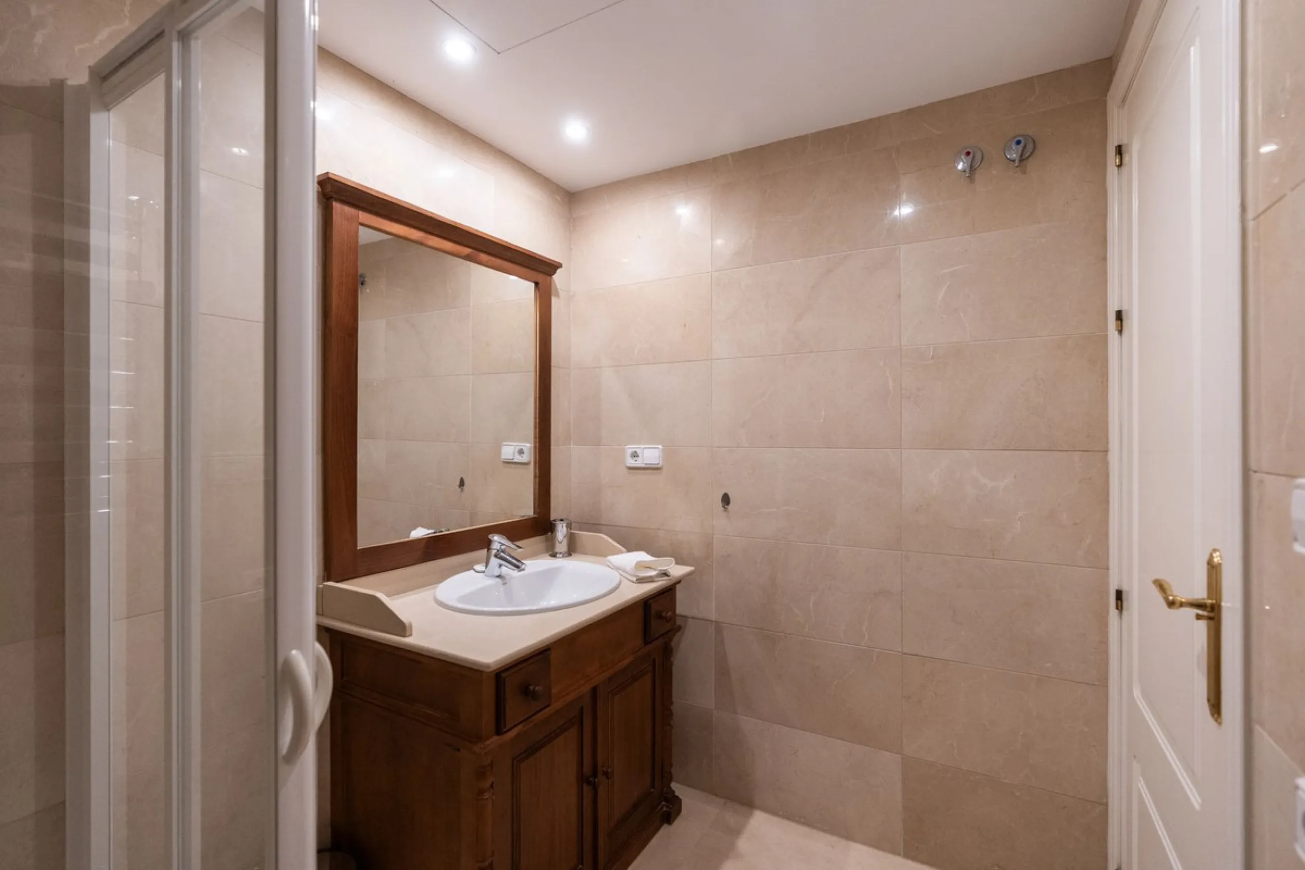 Apartment - Middle Floor Apartment в продаже в Benahavís, Málaga. В доме 2 спален и 2 ванных комнат. Площадь дома 95 м²