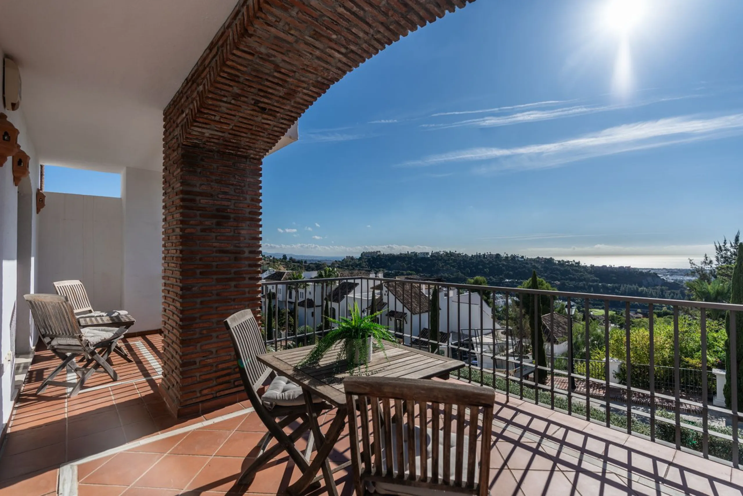 Apartment - Middle Floor Apartment в продаже в Benahavís, Málaga. В доме 2 спален и 2 ванных комнат. Площадь дома 95 м²
