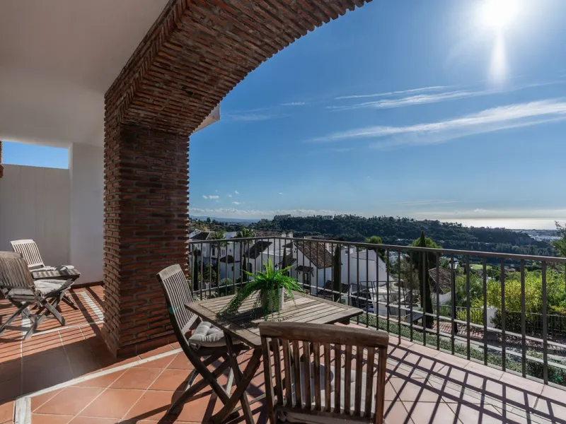Apartment - Middle Floor Apartment в продаже в Benahavís, Málaga. В доме 2 спален и 2 ванных комнат. Площадь дома 95 м²