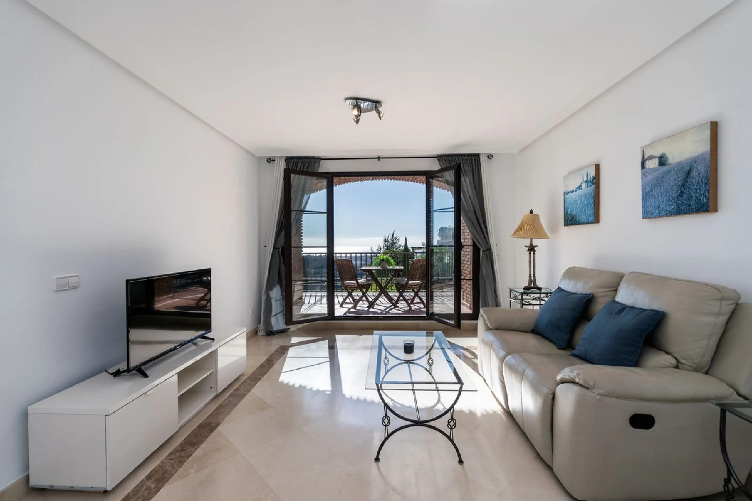 Apartment - Middle Floor Apartment в продаже в Benahavís, Málaga. В доме 2 спален и 2 ванных комнат. Площадь дома 95 м²