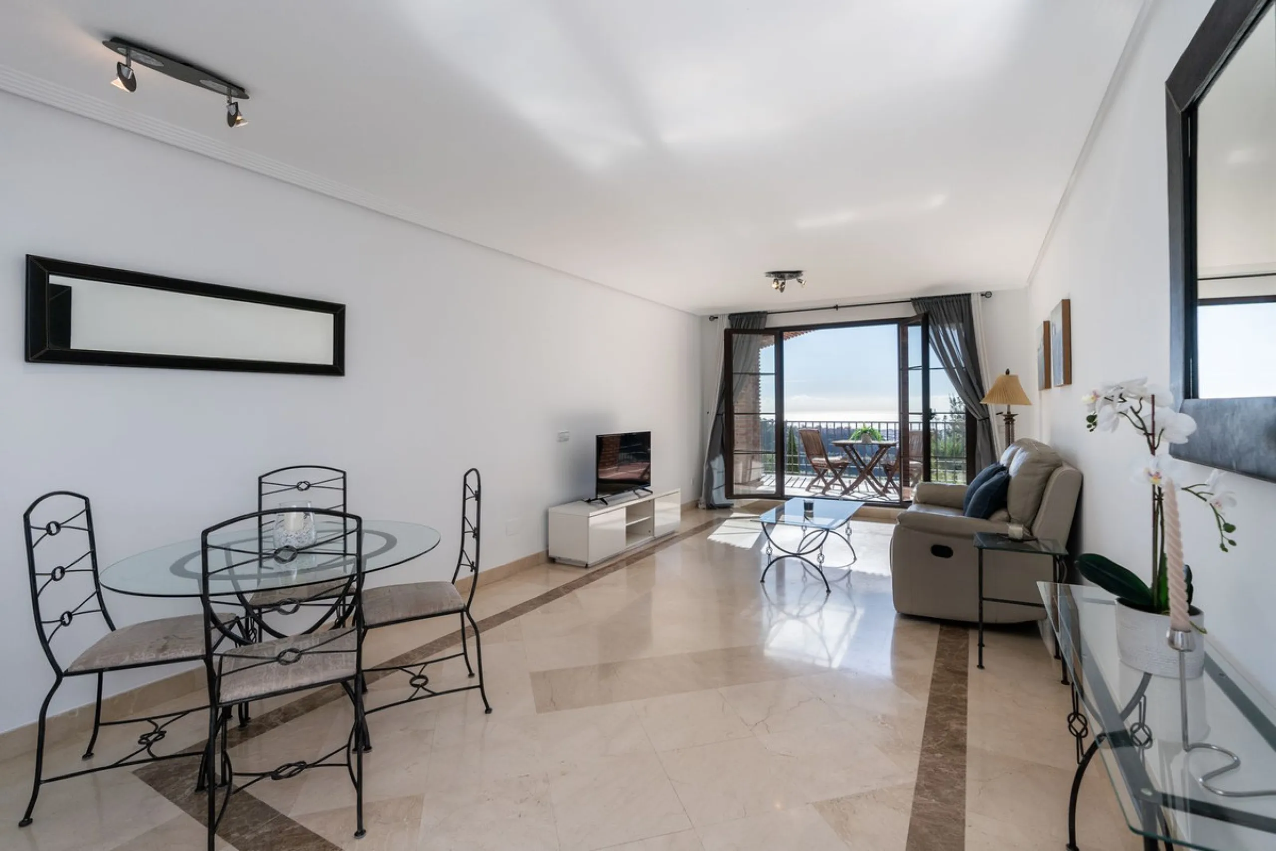 Apartment - Middle Floor Apartment в продаже в Benahavís, Málaga. В доме 2 спален и 2 ванных комнат. Площадь дома 95 м²