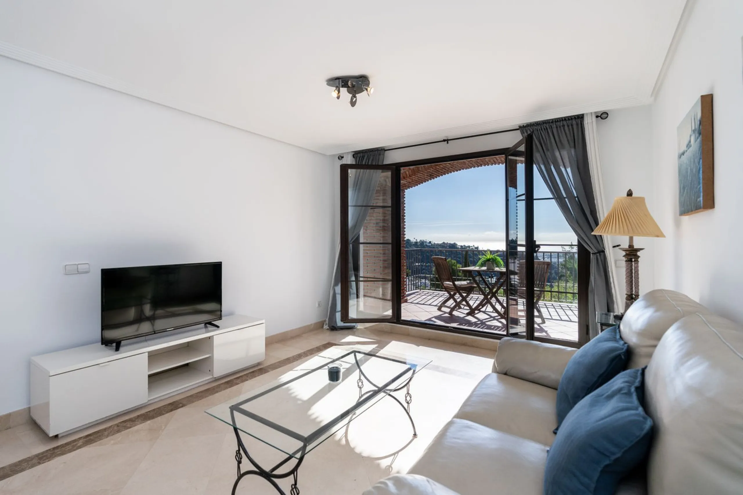Apartment - Middle Floor Apartment в продаже в Benahavís, Málaga. В доме 2 спален и 2 ванных комнат. Площадь дома 95 м²