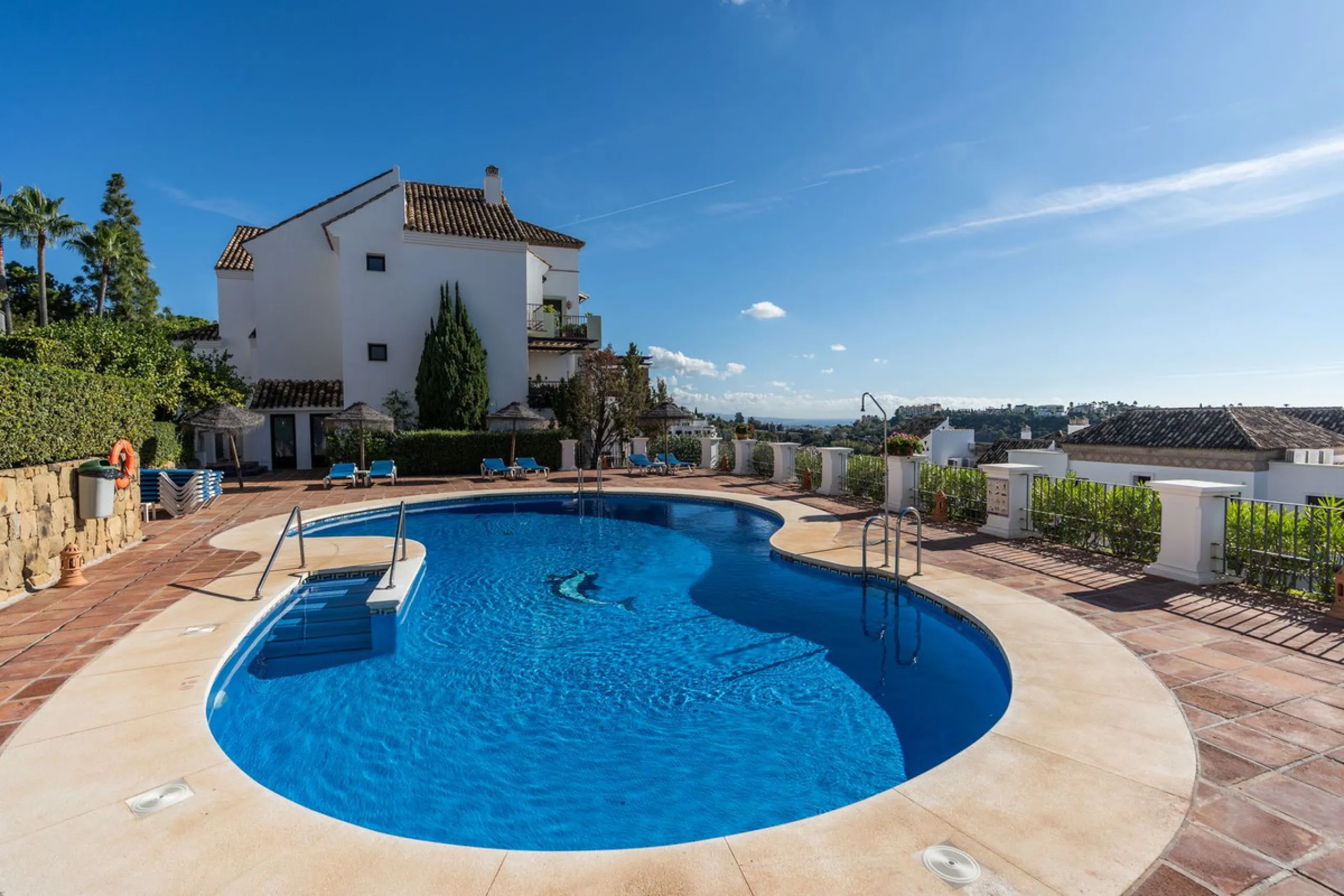 Apartment - Middle Floor Apartment в продаже в Benahavís, Málaga. В доме 2 спален и 2 ванных комнат. Площадь дома 95 м²