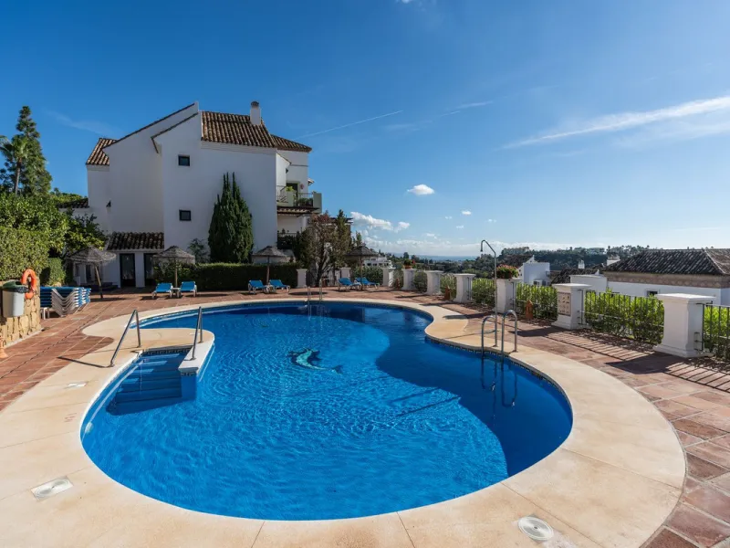Apartment - Middle Floor Apartment в продаже в Benahavís, Málaga. В доме 2 спален и 2 ванных комнат. Площадь дома 95 м²
