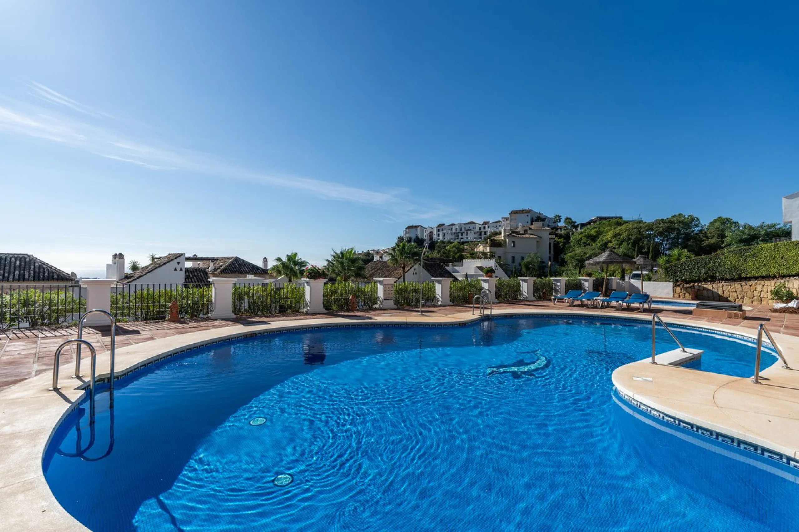 Apartment - Middle Floor Apartment в продаже в Benahavís, Málaga. В доме 2 спален и 2 ванных комнат. Площадь дома 95 м²