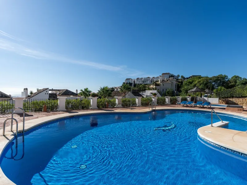 Apartment - Middle Floor Apartment в продаже в Benahavís, Málaga. В доме 2 спален и 2 ванных комнат. Площадь дома 95 м²