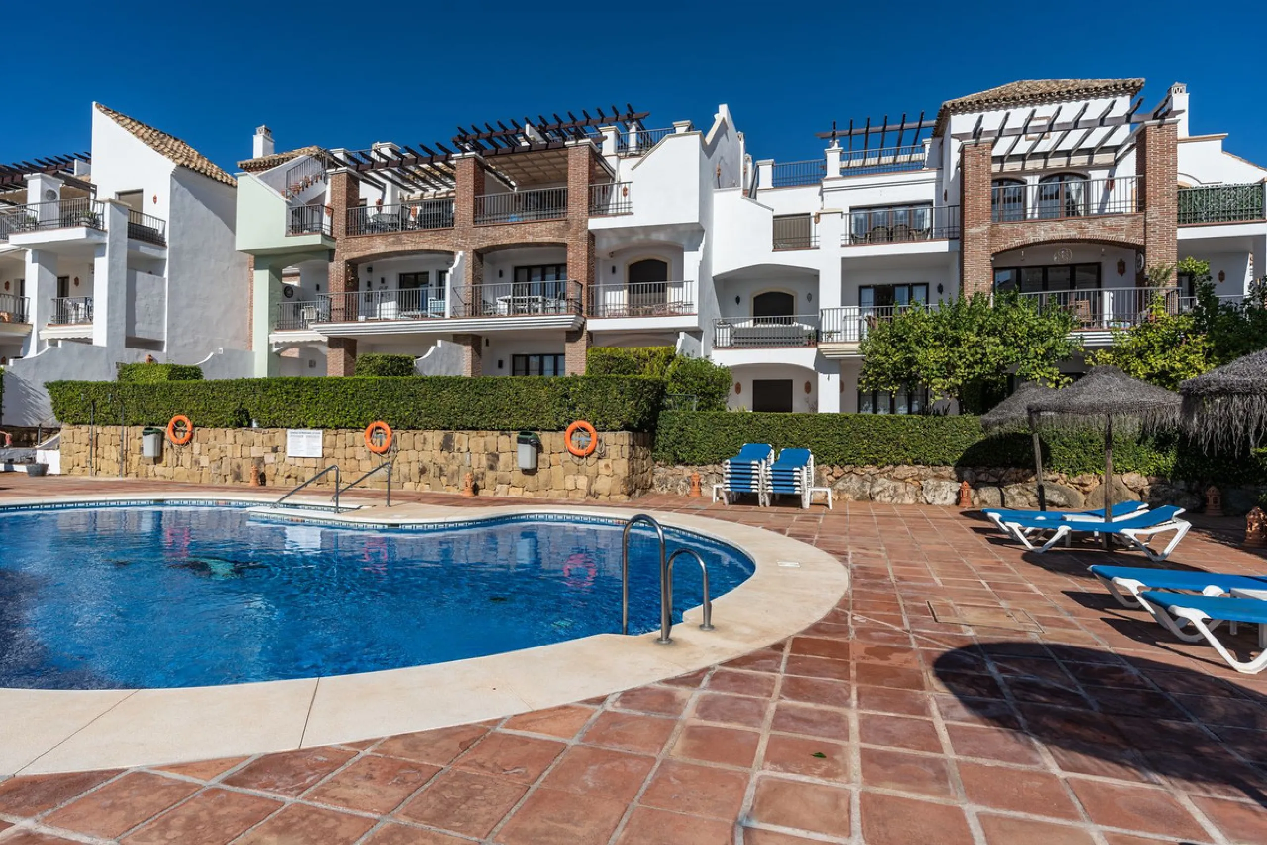 Apartment - Middle Floor Apartment в продаже в Benahavís, Málaga. В доме 2 спален и 2 ванных комнат. Площадь дома 95 м²