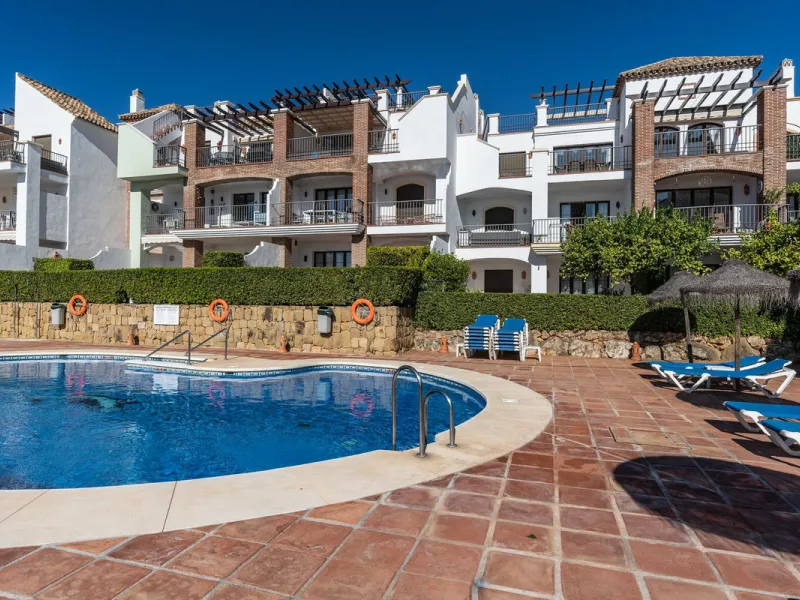 Apartment - Middle Floor Apartment в продаже в Benahavís, Málaga. В доме 2 спален и 2 ванных комнат. Площадь дома 95 м²