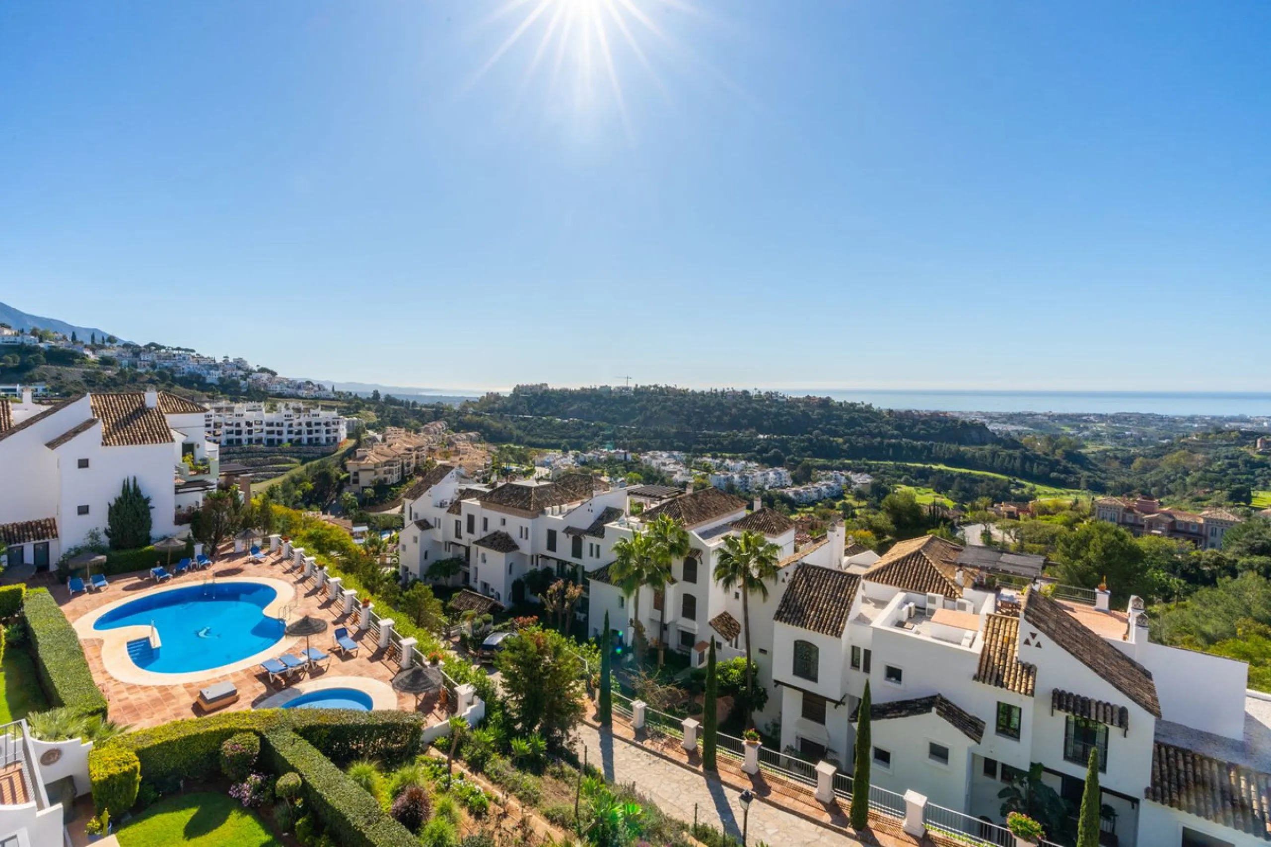 Apartment - Middle Floor Apartment в продаже в Benahavís, Málaga. В доме 2 спален и 2 ванных комнат. Площадь дома 95 м²