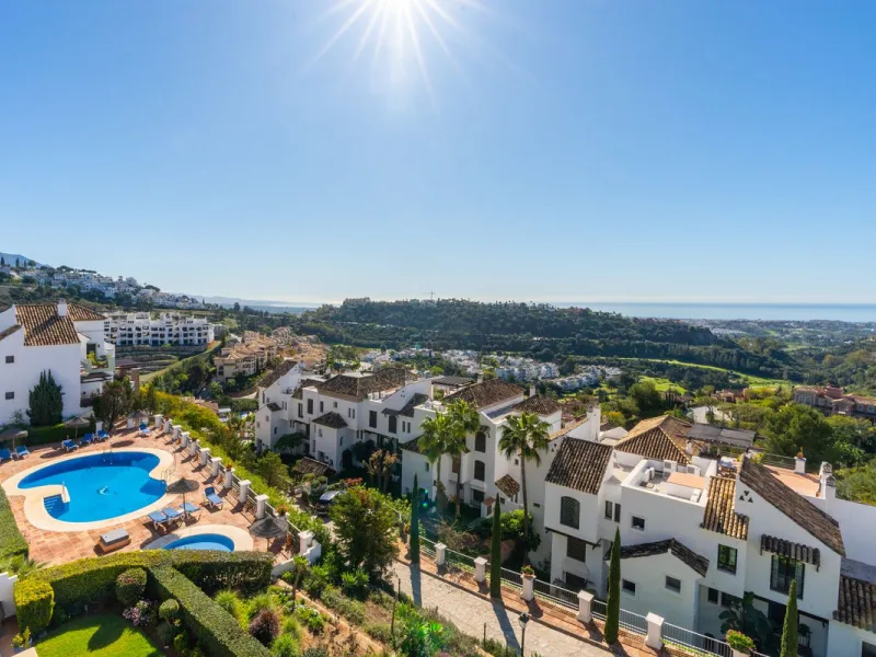 Apartment - Middle Floor Apartment в продаже в Benahavís, Málaga. В доме 2 спален и 2 ванных комнат. Площадь дома 95 м²