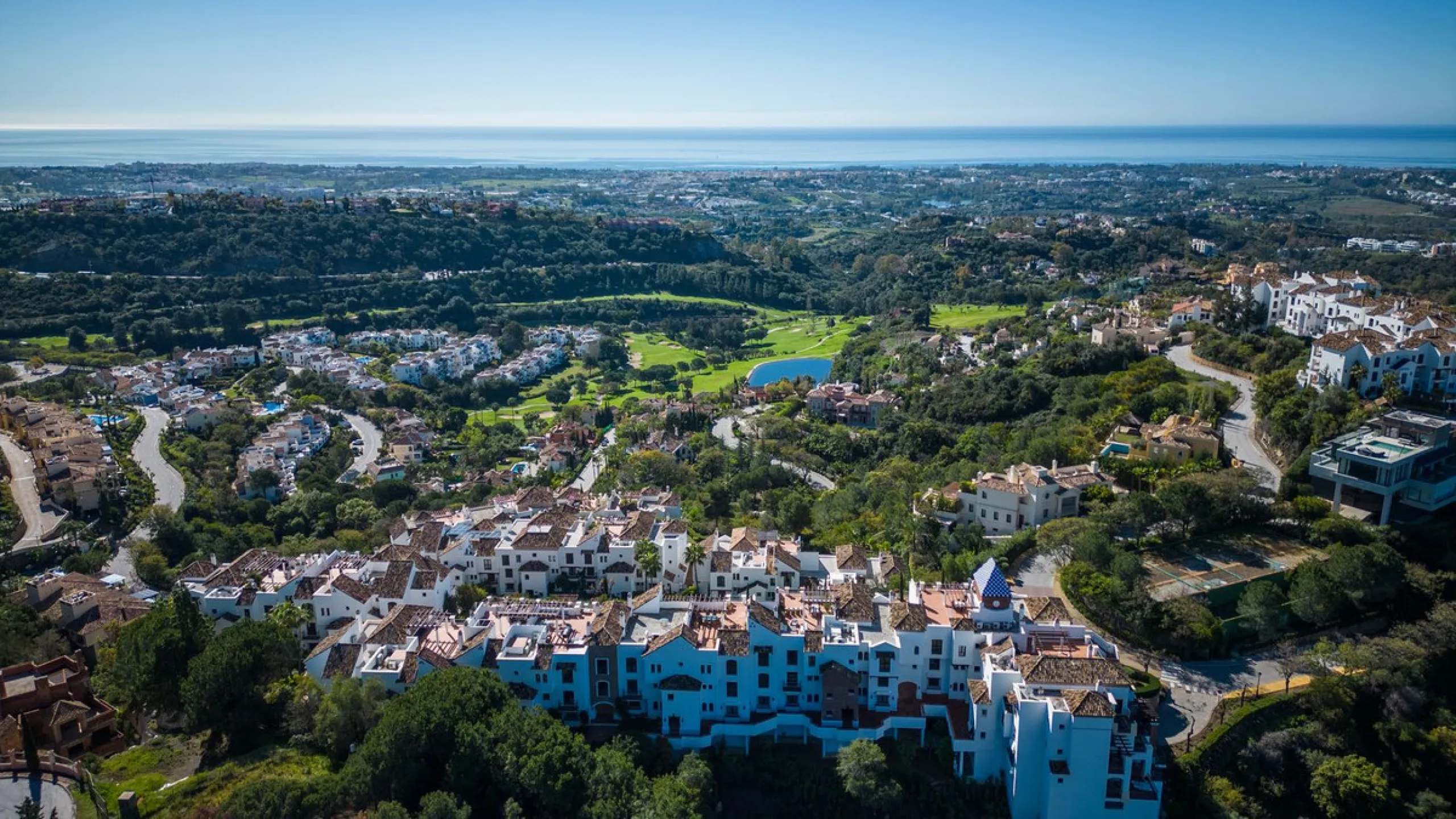 Apartment - Middle Floor Apartment в продаже в Benahavís, Málaga. В доме 2 спален и 2 ванных комнат. Площадь дома 95 м²