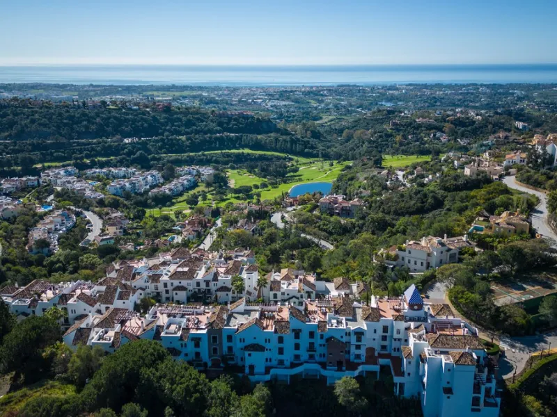 Apartment - Middle Floor Apartment в продаже в Benahavís, Málaga. В доме 2 спален и 2 ванных комнат. Площадь дома 95 м²
