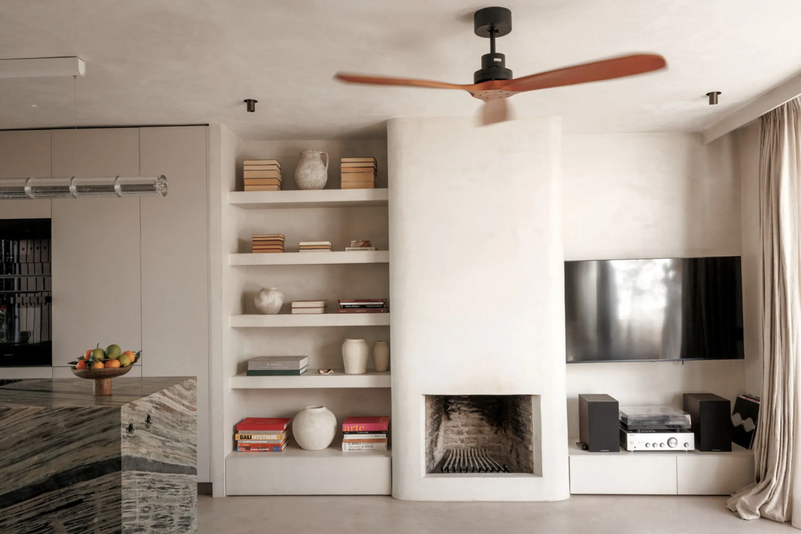 Discover this beautifully renovated townhouse in El Naranjal, one of the most charming and sought-after residential complexes in Nueva Andalucía.