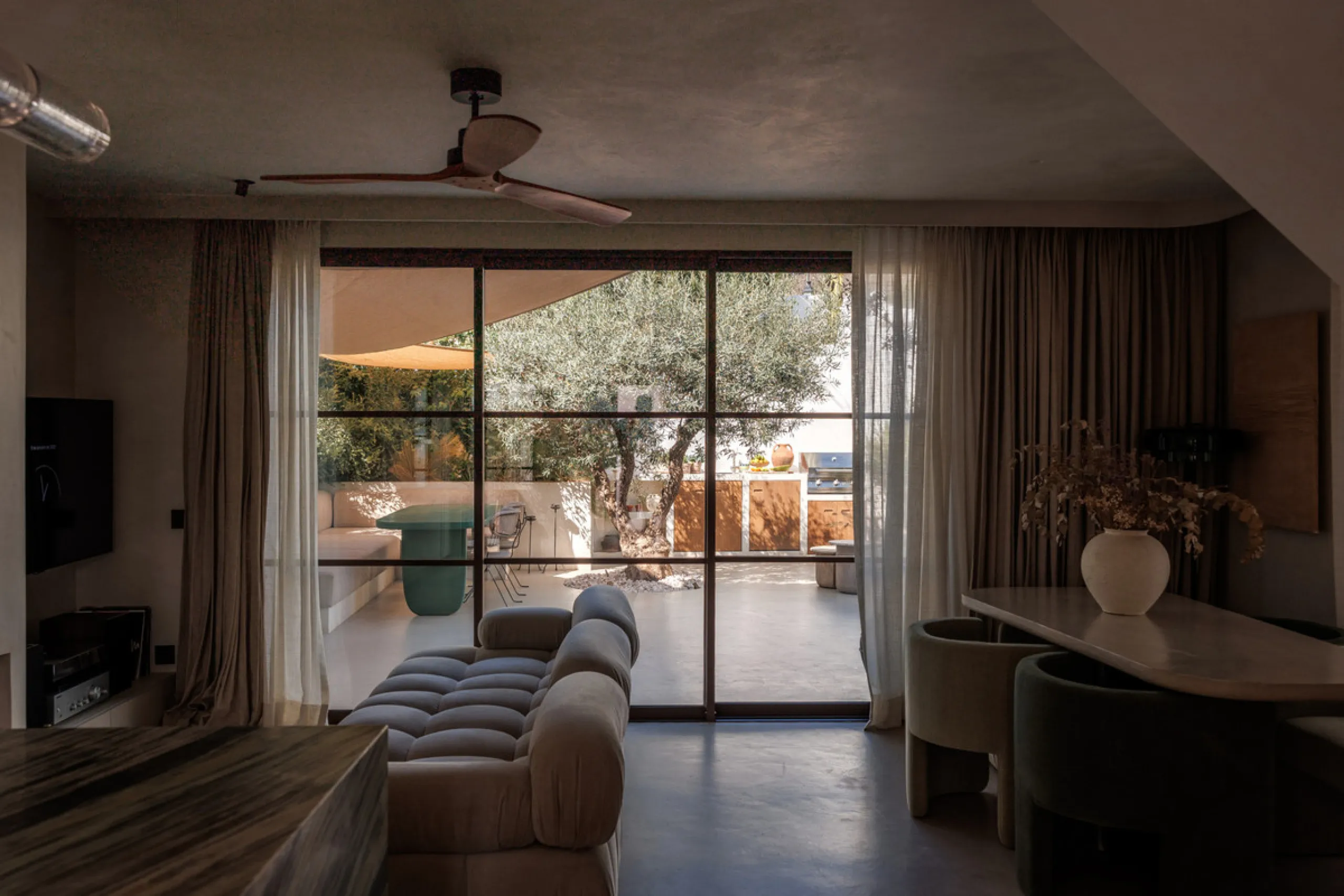 Discover this beautifully renovated townhouse in El Naranjal, one of the most charming and sought-after residential complexes in Nueva Andalucía.