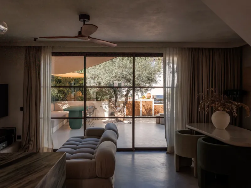 Discover this beautifully renovated townhouse in El Naranjal, one of the most charming and sought-after residential complexes in Nueva Andalucía.