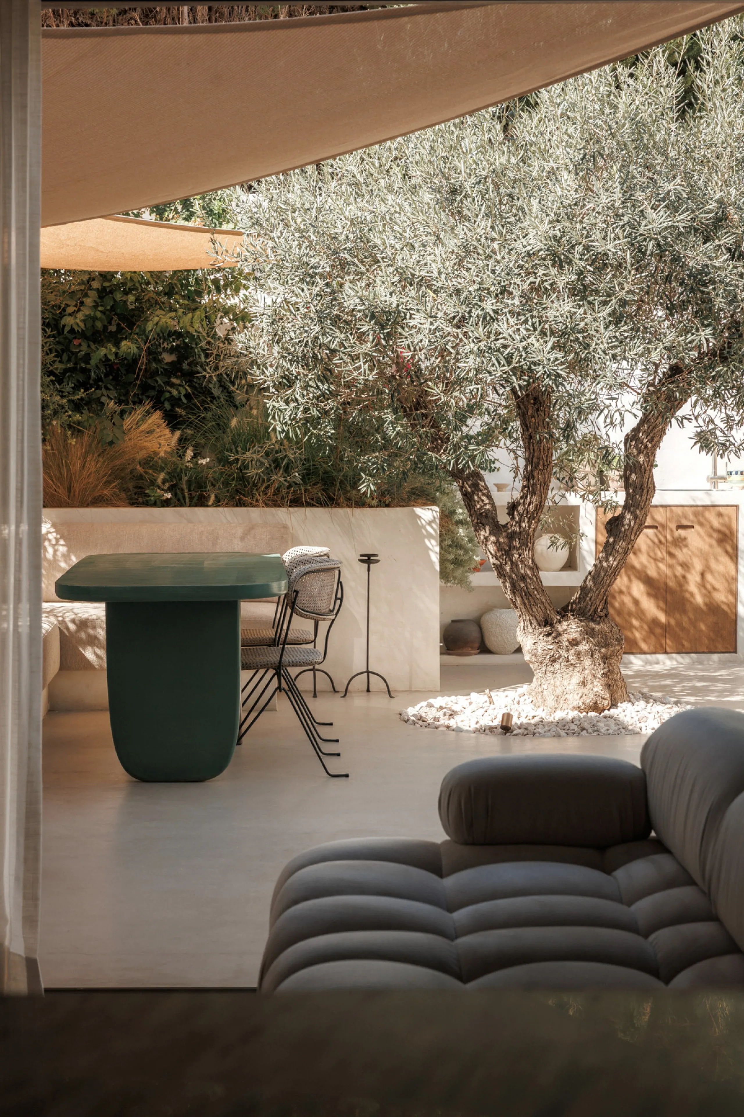 Discover this beautifully renovated townhouse in El Naranjal, one of the most charming and sought-after residential complexes in Nueva Andalucía.