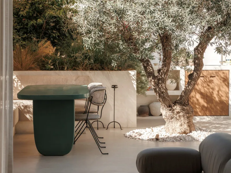 Discover this beautifully renovated townhouse in El Naranjal, one of the most charming and sought-after residential complexes in Nueva Andalucía.