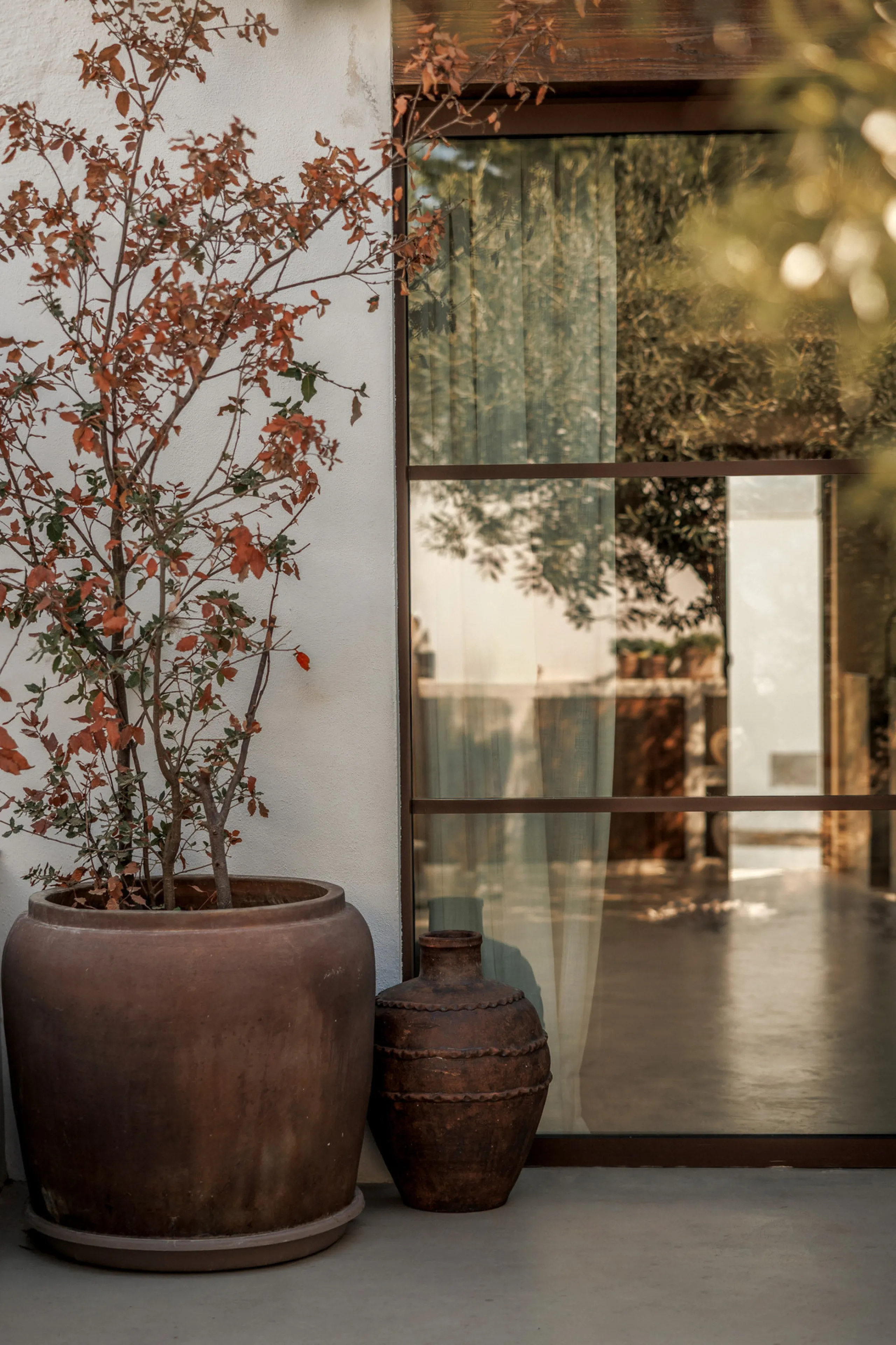 Discover this beautifully renovated townhouse in El Naranjal, one of the most charming and sought-after residential complexes in Nueva Andalucía.