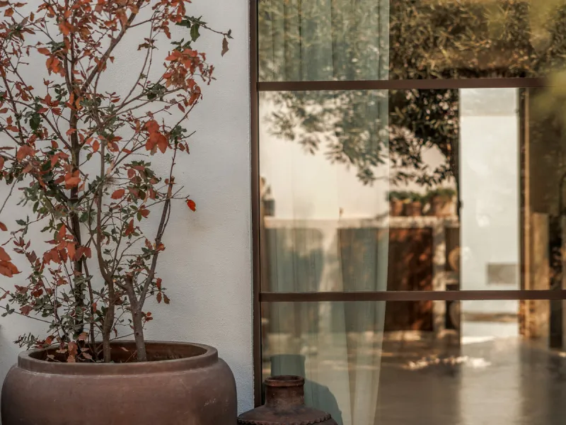 Discover this beautifully renovated townhouse in El Naranjal, one of the most charming and sought-after residential complexes in Nueva Andalucía.