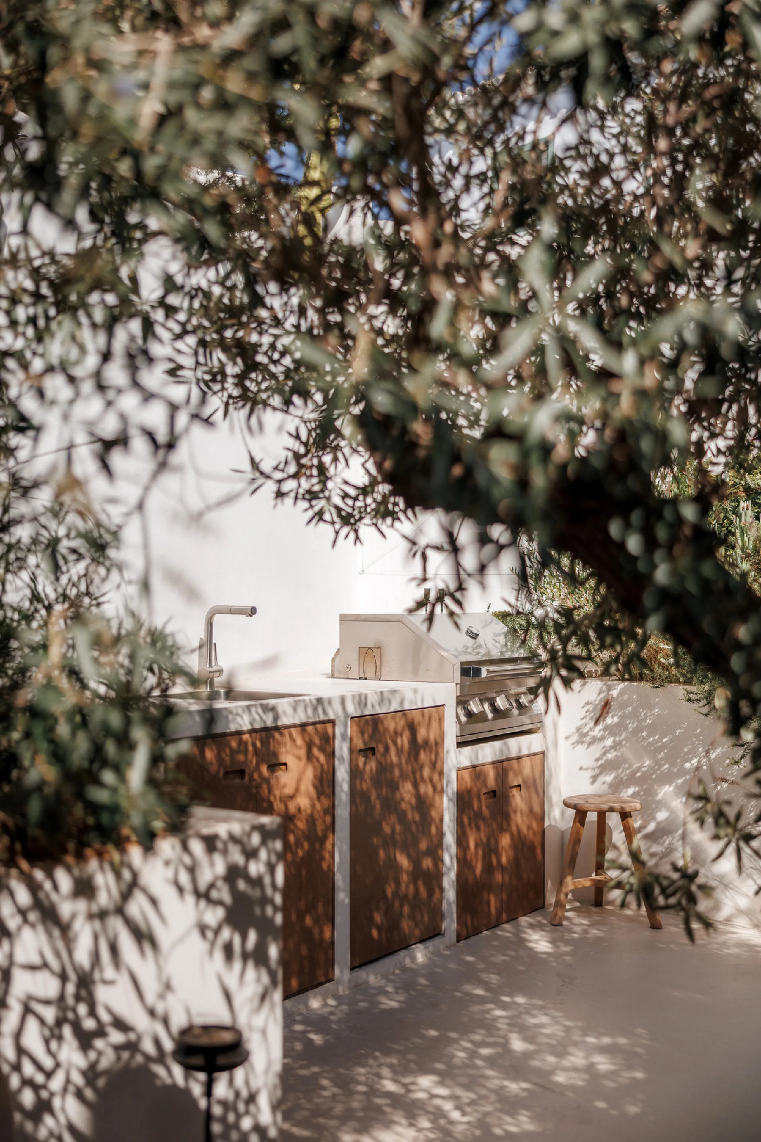 Discover this beautifully renovated townhouse in El Naranjal, one of the most charming and sought-after residential complexes in Nueva Andalucía.