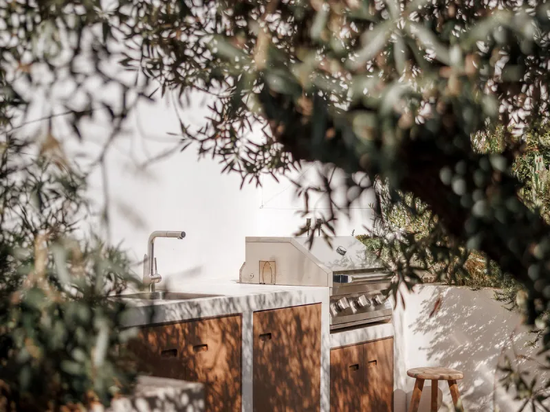 Discover this beautifully renovated townhouse in El Naranjal, one of the most charming and sought-after residential complexes in Nueva Andalucía.