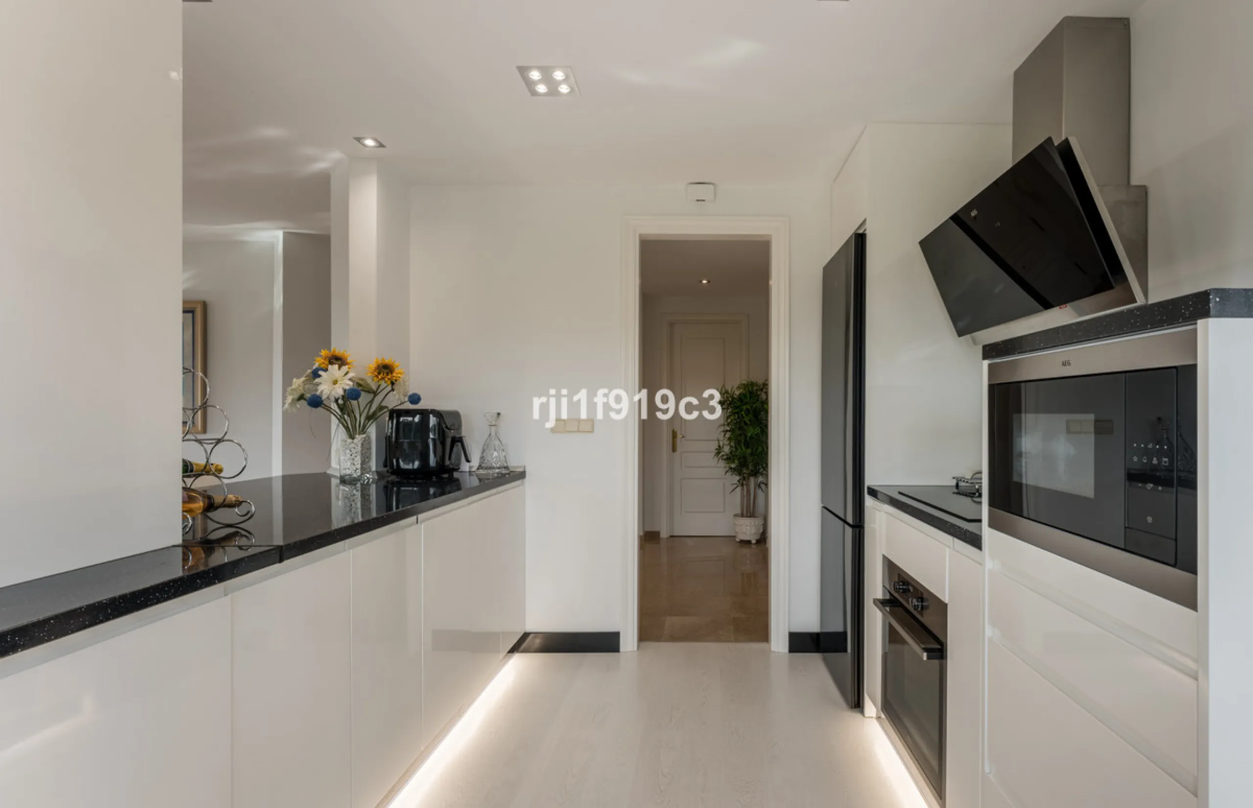 Wunderbares Apartment in der renommierten Wohnanlage Elviria Hills, einer der exklusivsten und begehrtesten Lagen im Osten von Marbella. Dieses elegante Apartment mit 103 m² zeichnet sich durch Großzügigkeit, Helligkeit und ein unvergleichliches Qualitätsniveau aus
