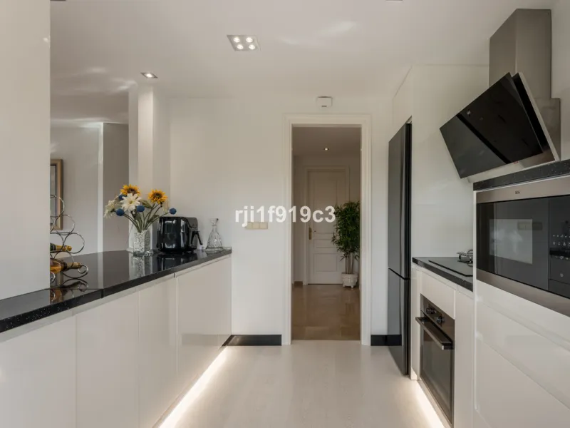 Wunderbares Apartment in der renommierten Wohnanlage Elviria Hills, einer der exklusivsten und begehrtesten Lagen im Osten von Marbella. Dieses elegante Apartment mit 103 m² zeichnet sich durch Großzügigkeit, Helligkeit und ein unvergleichliches Qualitätsniveau aus