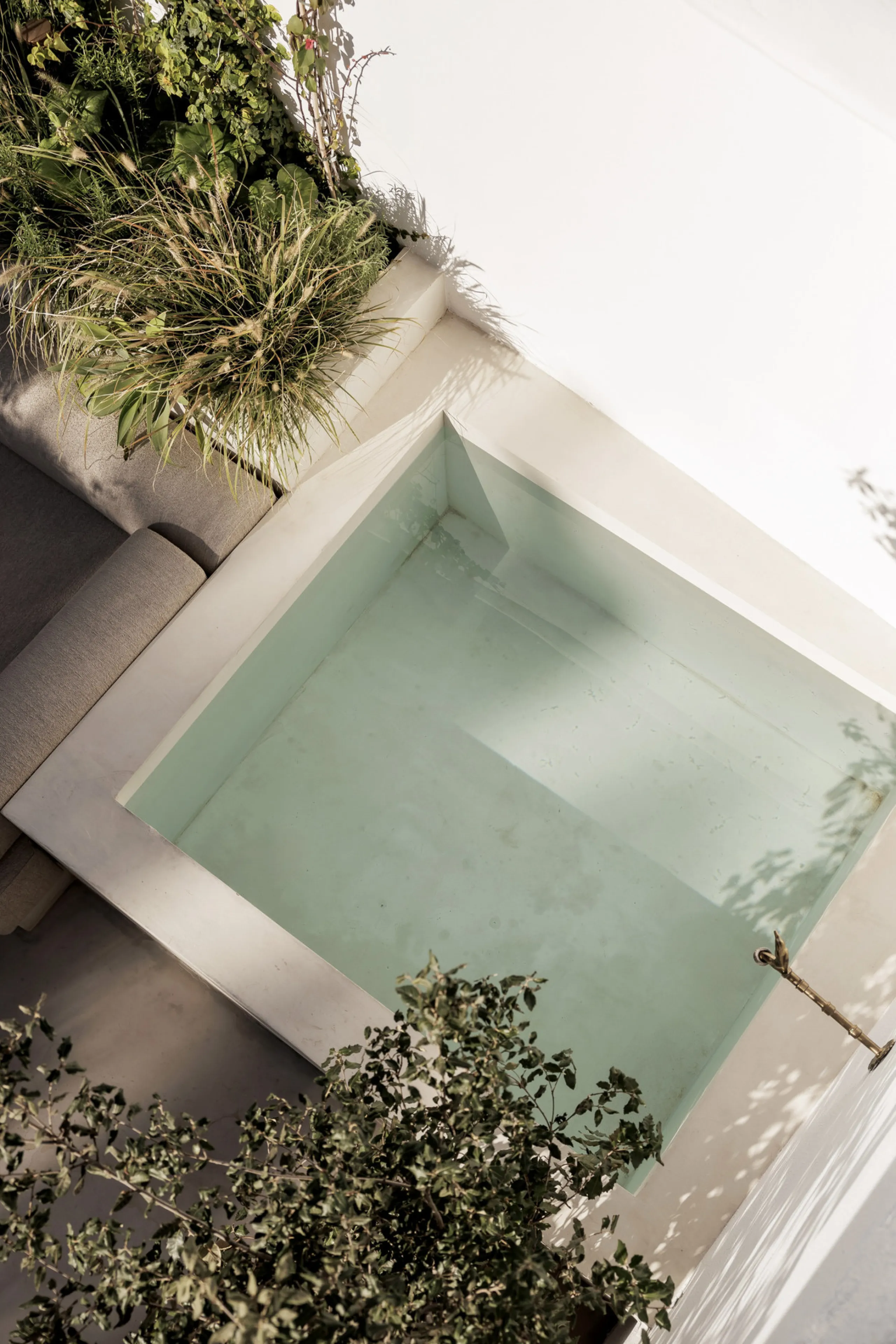 Discover this beautifully renovated townhouse in El Naranjal, one of the most charming and sought-after residential complexes in Nueva Andalucía.