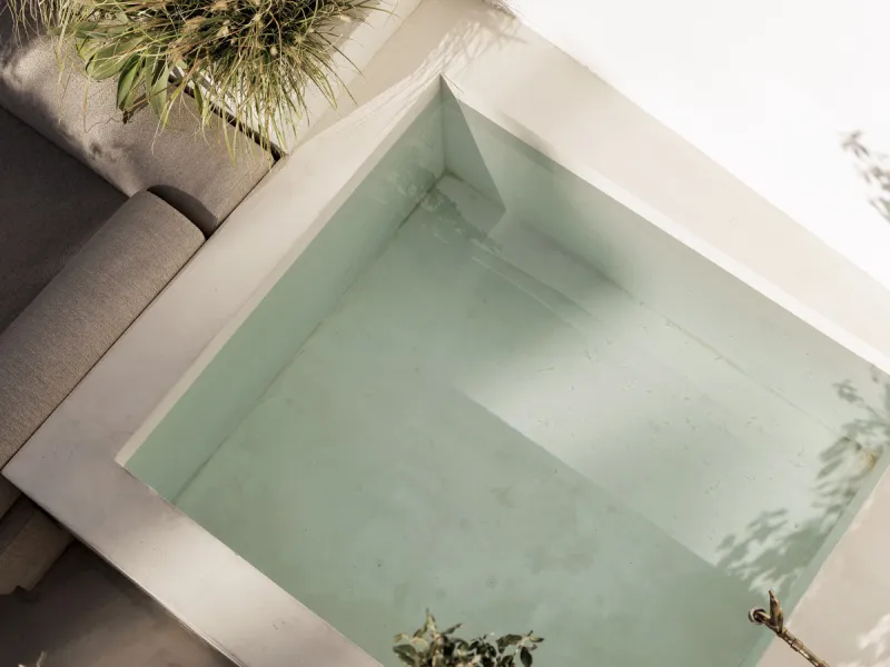 Discover this beautifully renovated townhouse in El Naranjal, one of the most charming and sought-after residential complexes in Nueva Andalucía.