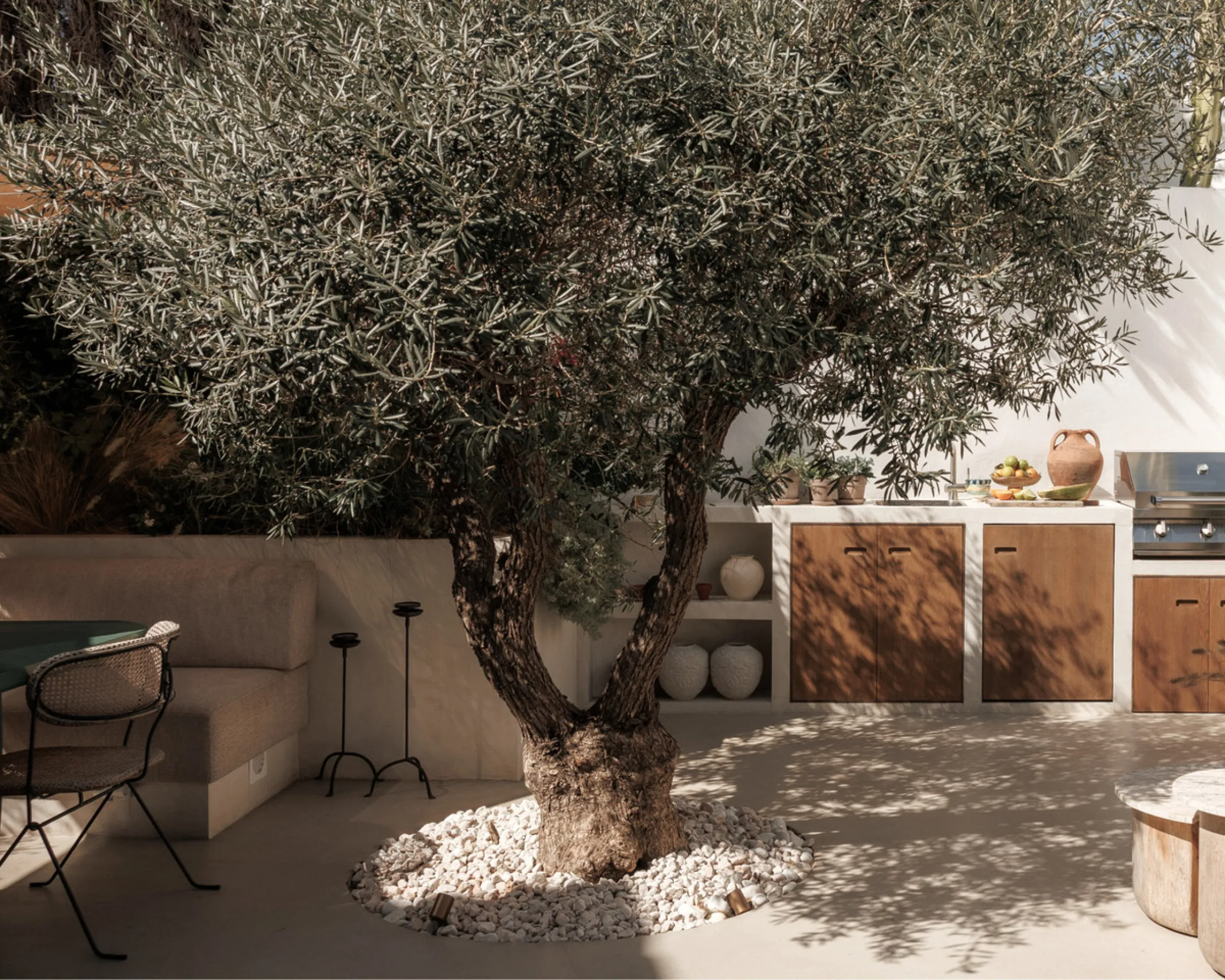 Discover this beautifully renovated townhouse in El Naranjal, one of the most charming and sought-after residential complexes in Nueva Andalucía.