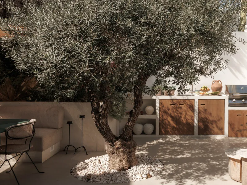Discover this beautifully renovated townhouse in El Naranjal, one of the most charming and sought-after residential complexes in Nueva Andalucía.