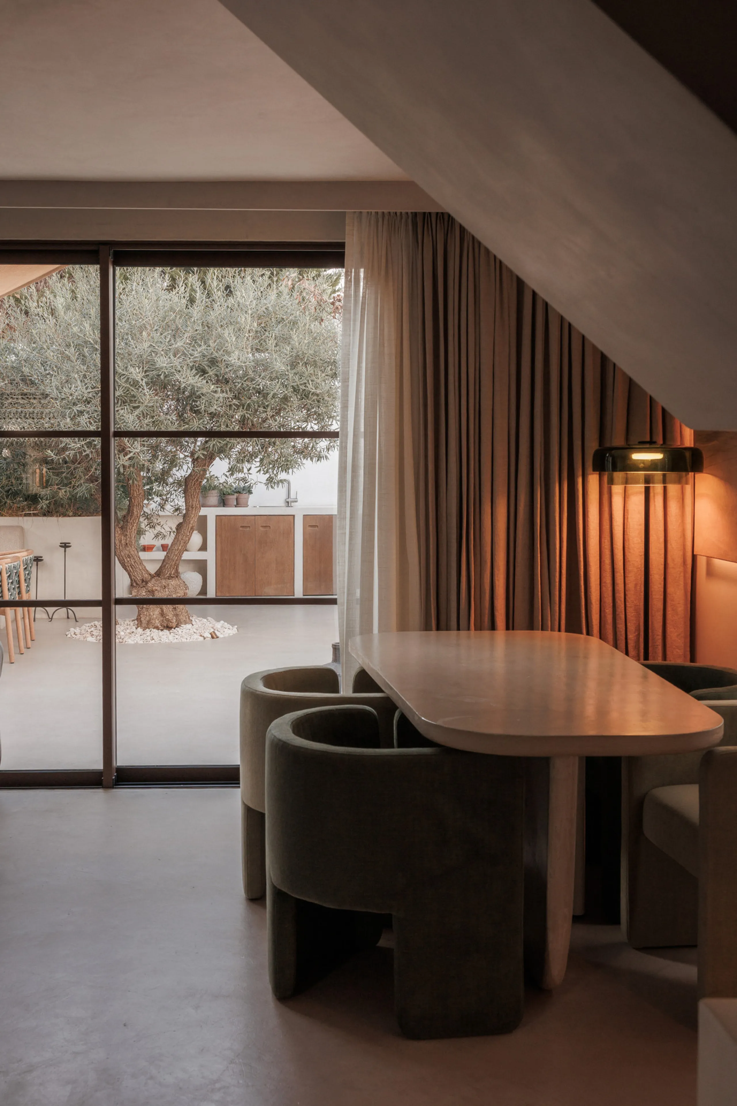 Discover this beautifully renovated townhouse in El Naranjal, one of the most charming and sought-after residential complexes in Nueva Andalucía.