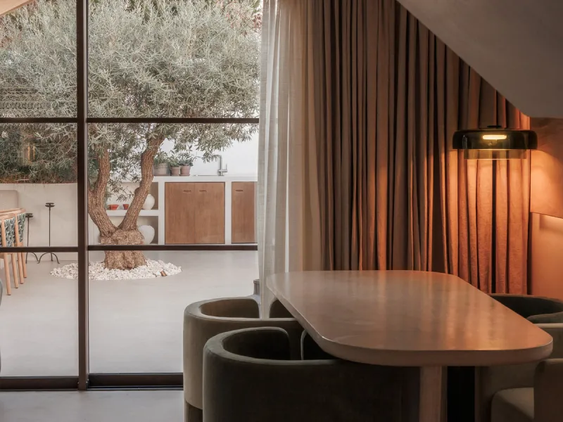 Discover this beautifully renovated townhouse in El Naranjal, one of the most charming and sought-after residential complexes in Nueva Andalucía.