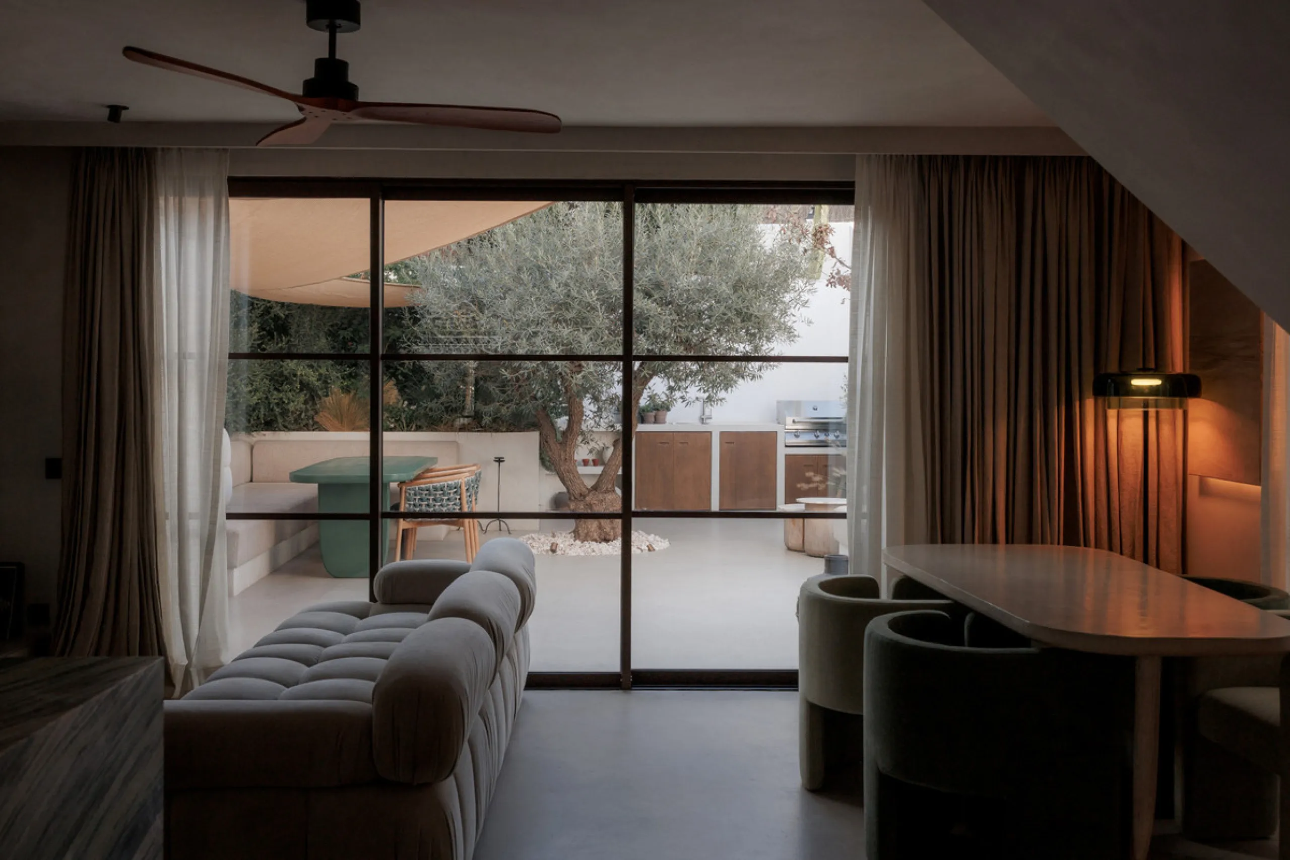 Discover this beautifully renovated townhouse in El Naranjal, one of the most charming and sought-after residential complexes in Nueva Andalucía.