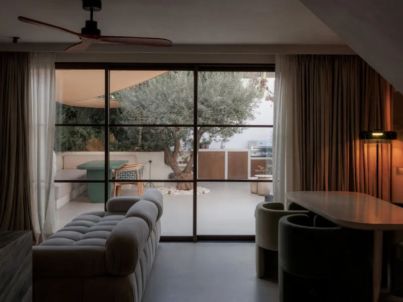 Discover this beautifully renovated townhouse in El Naranjal, one of the most charming and sought-after residential complexes in Nueva Andalucía.